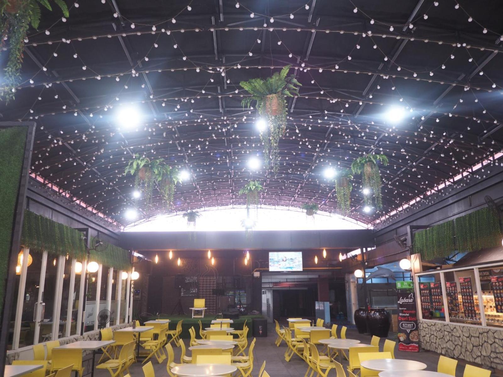 Oval 2* Surabaya